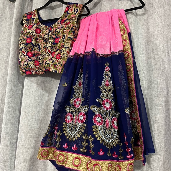 Readymade blouse and saaree - Picture 4 of 6